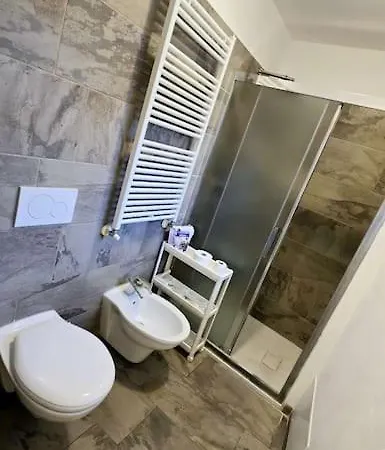 Charlotte Emozioni Vista Lago, Centro E Giri In Battello アパート