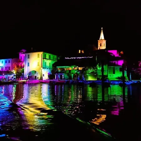 アパート Charlotte Emozioni Vista Lago, Centro E Giri In Battello ヴェルバーニア